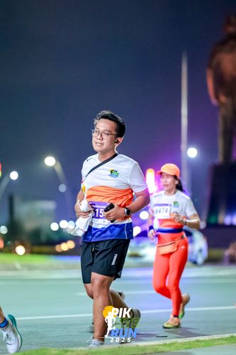 Race photo from PIK NITE RUN 2025