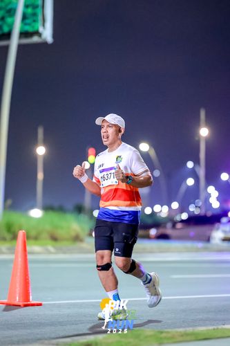 Race photo from PIK NITE RUN 2025