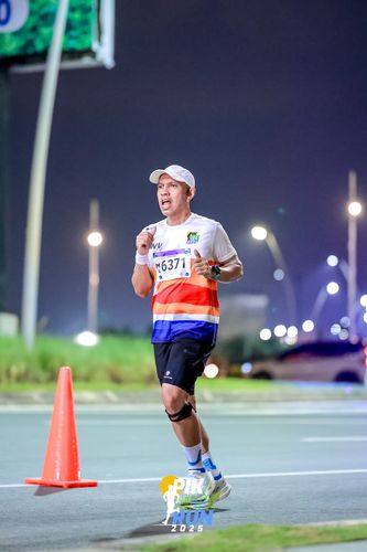Race photo from PIK NITE RUN 2025