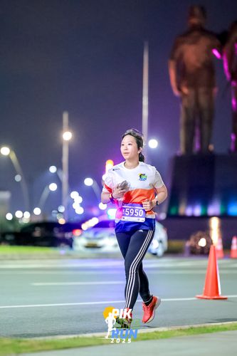Race photo from PIK NITE RUN 2025