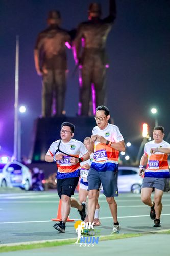 Race photo from PIK NITE RUN 2025