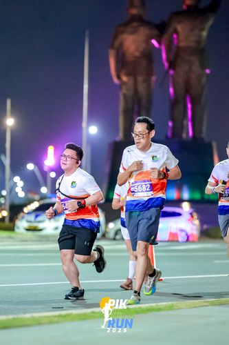 Race photo from PIK NITE RUN 2025