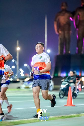 Race photo from PIK NITE RUN 2025