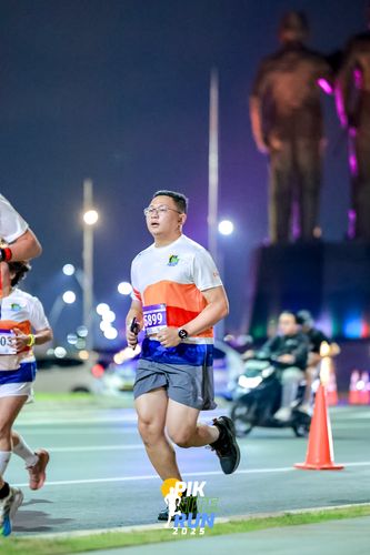 Race photo from PIK NITE RUN 2025