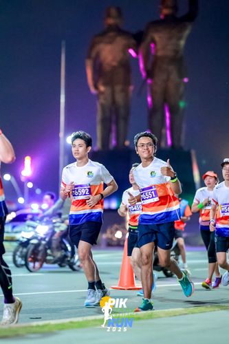 Race photo from PIK NITE RUN 2025