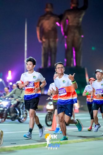 Race photo from PIK NITE RUN 2025