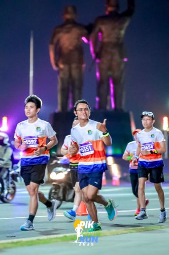 Race photo from PIK NITE RUN 2025