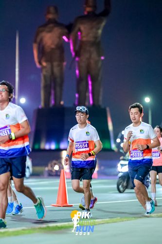 Race photo from PIK NITE RUN 2025