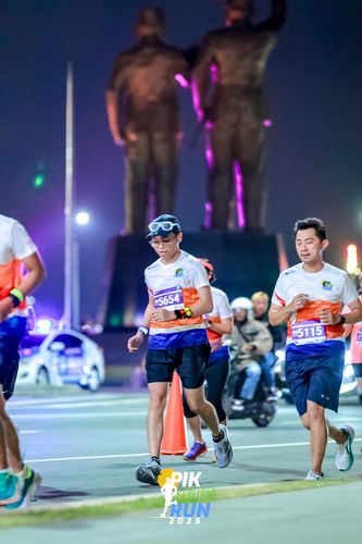 Race photo from PIK NITE RUN 2025