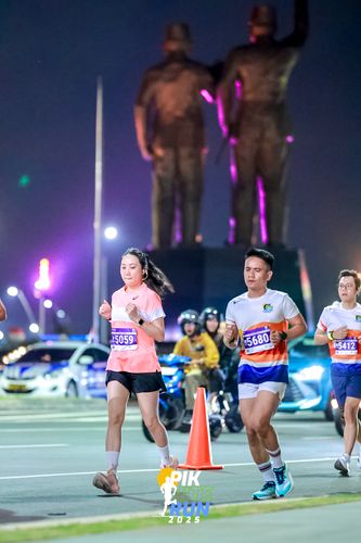 Race photo from PIK NITE RUN 2025