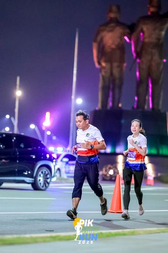 Race photo from PIK NITE RUN 2025