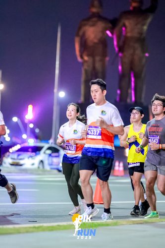Race photo from PIK NITE RUN 2025