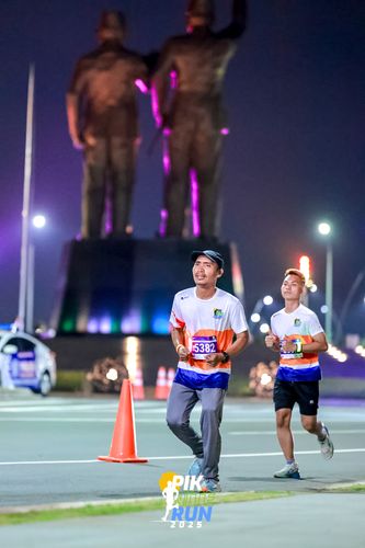 Race photo from PIK NITE RUN 2025