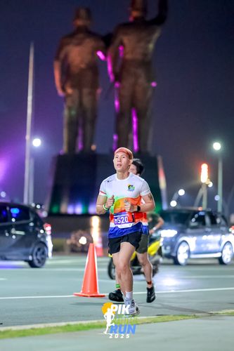 Race photo from PIK NITE RUN 2025