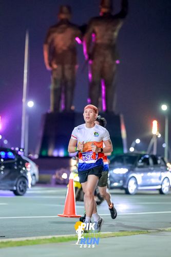 Race photo from PIK NITE RUN 2025
