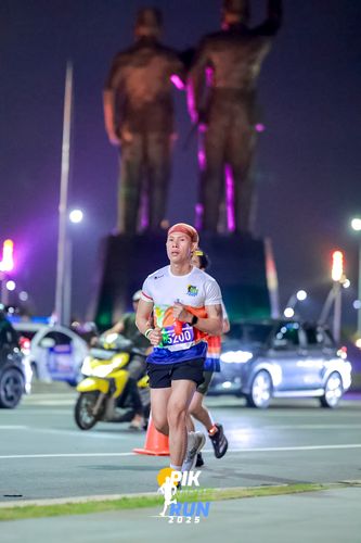 Race photo from PIK NITE RUN 2025