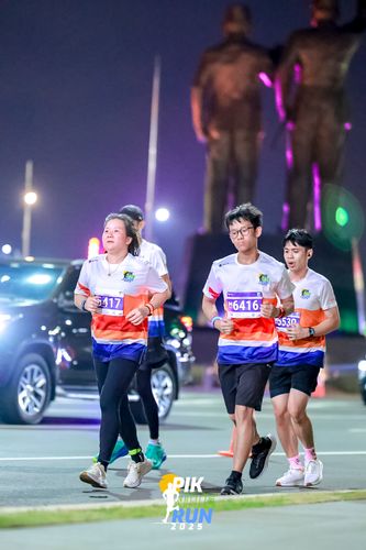 Race photo from PIK NITE RUN 2025