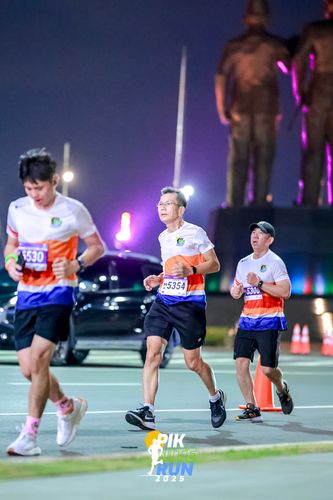 Race photo from PIK NITE RUN 2025