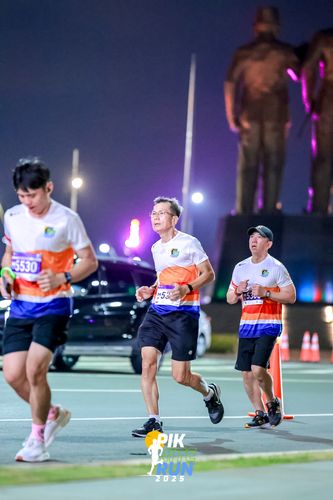 Race photo from PIK NITE RUN 2025