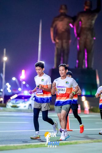 Race photo from PIK NITE RUN 2025