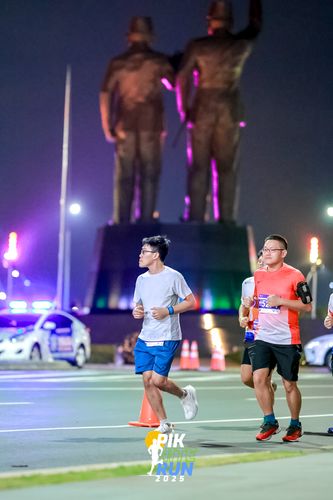 Race photo from PIK NITE RUN 2025