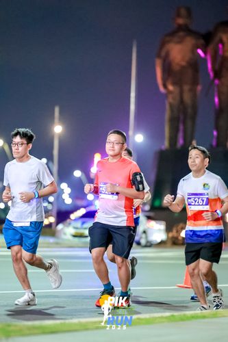 Race photo from PIK NITE RUN 2025