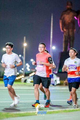 Race photo from PIK NITE RUN 2025
