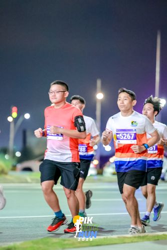 Race photo from PIK NITE RUN 2025