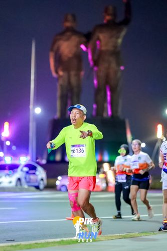 Race photo from PIK NITE RUN 2025