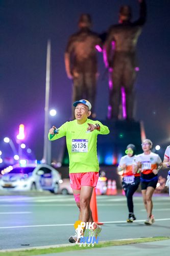 Race photo from PIK NITE RUN 2025