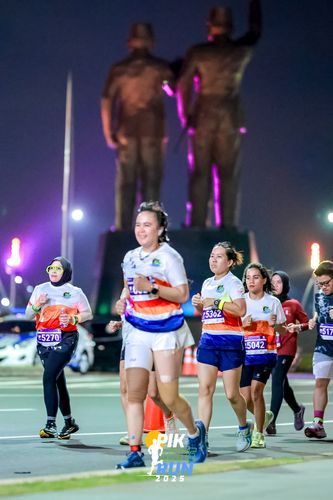 Race photo from PIK NITE RUN 2025