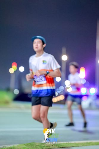 Race photo from PIK NITE RUN 2025