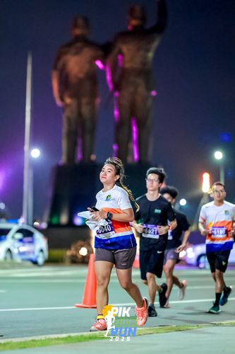 Race photo from PIK NITE RUN 2025