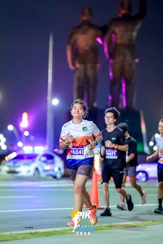 Race photo from PIK NITE RUN 2025