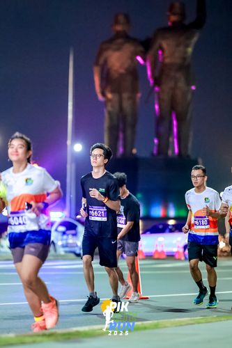 Race photo from PIK NITE RUN 2025