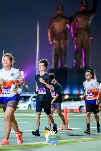 Race photo from PIK NITE RUN 2025