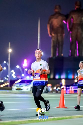 Race photo from PIK NITE RUN 2025