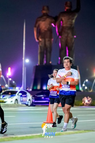 Race photo from PIK NITE RUN 2025