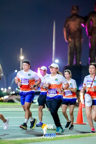 Race photo from PIK NITE RUN 2025