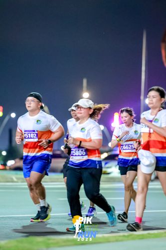 Race photo from PIK NITE RUN 2025