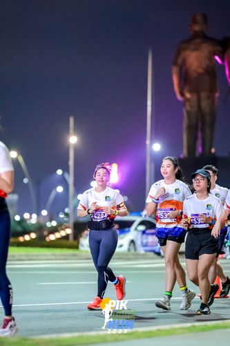Race photo from PIK NITE RUN 2025