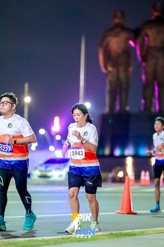 Race photo from PIK NITE RUN 2025