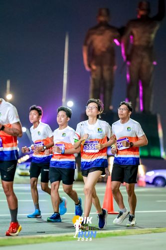 Race photo from PIK NITE RUN 2025