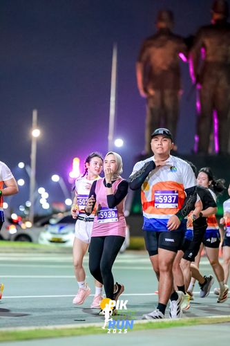 Race photo from PIK NITE RUN 2025
