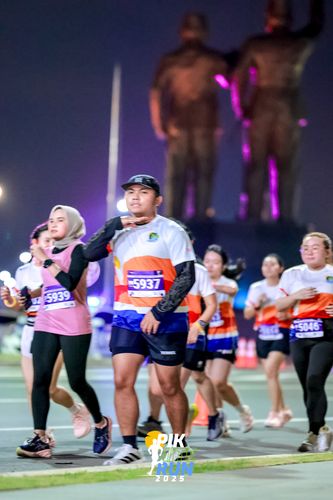 Race photo from PIK NITE RUN 2025