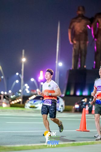Race photo from PIK NITE RUN 2025