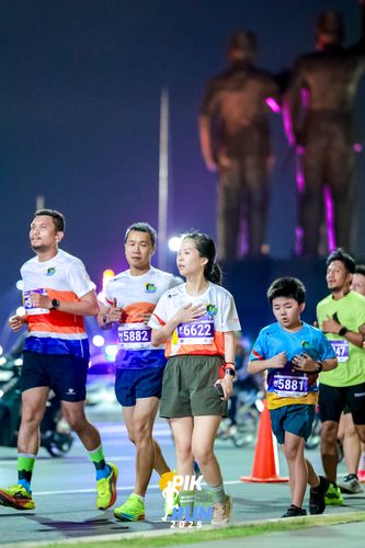 Race photo from PIK NITE RUN 2025