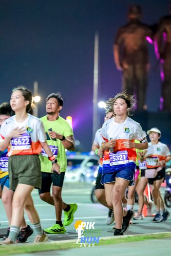 Race photo from PIK NITE RUN 2025