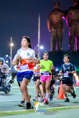 Race photo from PIK NITE RUN 2025