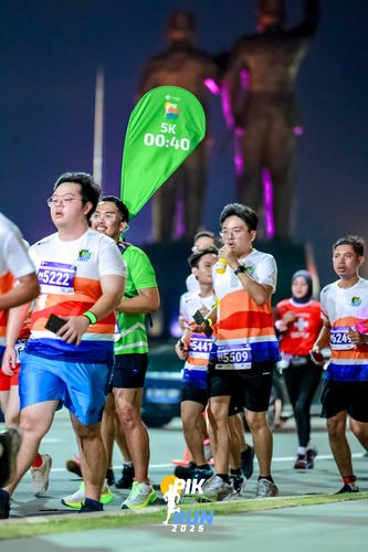 Race photo from PIK NITE RUN 2025